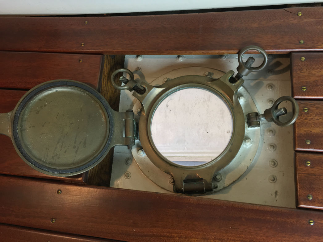 PASSAT I -Bugkabine, Bullaugen öffenbar mit verschließbarer Seeschlagblende