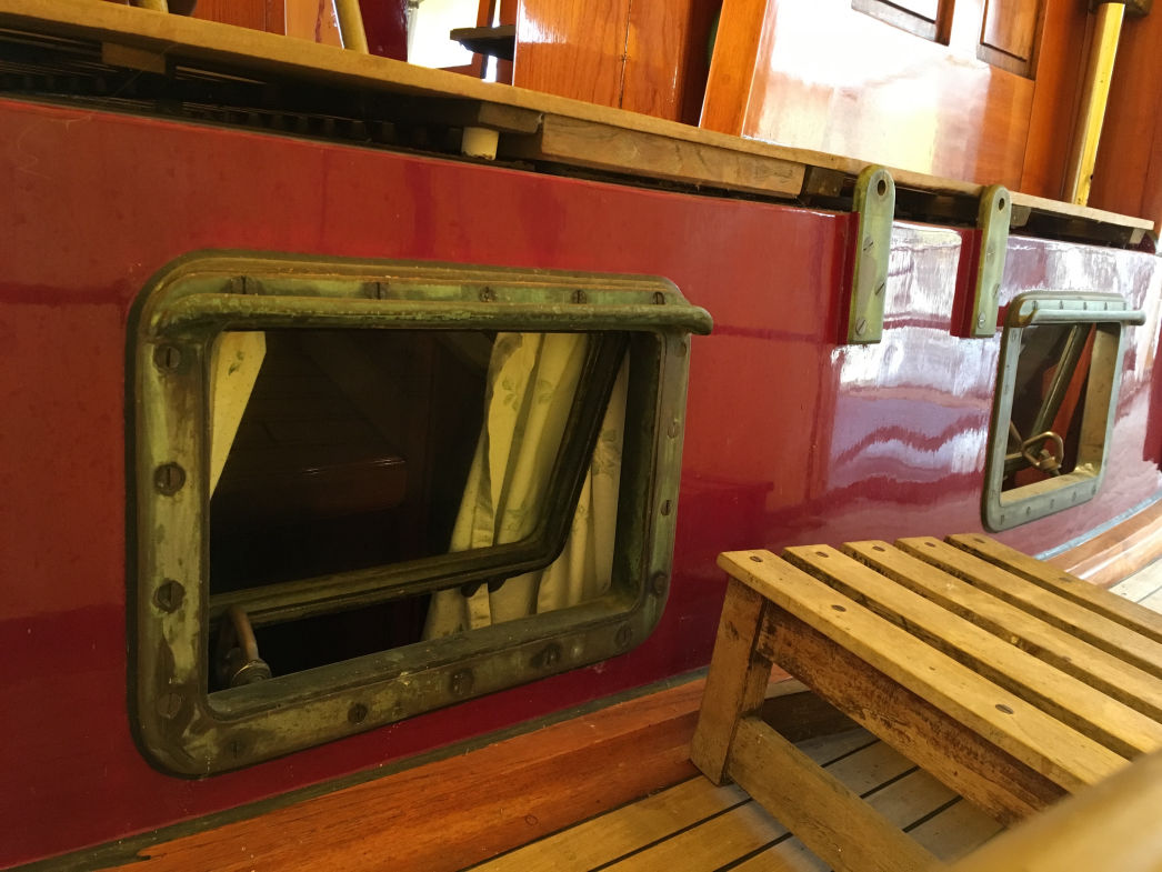 PASSAT I - originales verschließbares Fenster aus Bronze mit angeformter Regenrinne