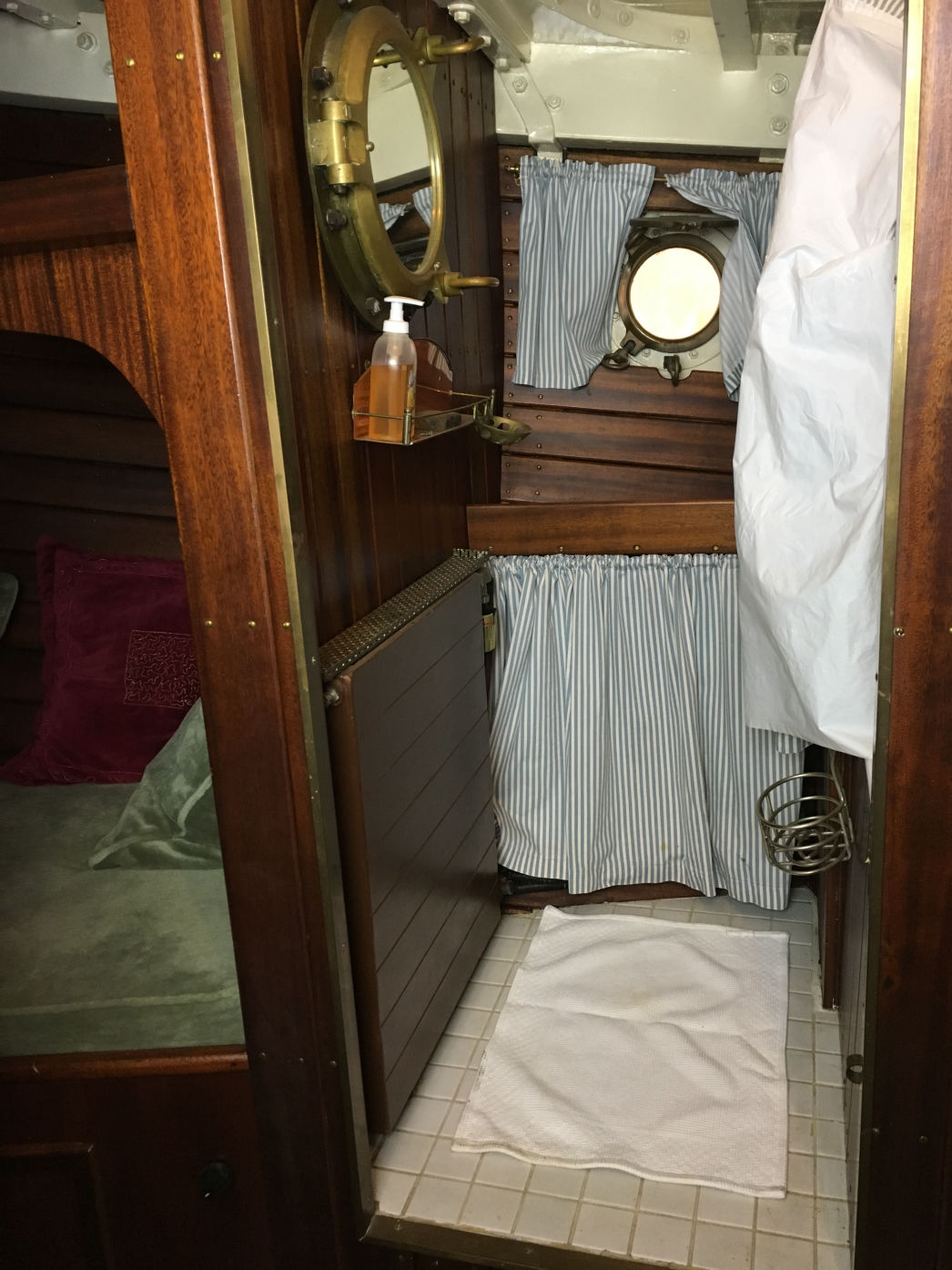 PASSAT I - Vorraum zur Sitzbadewanne