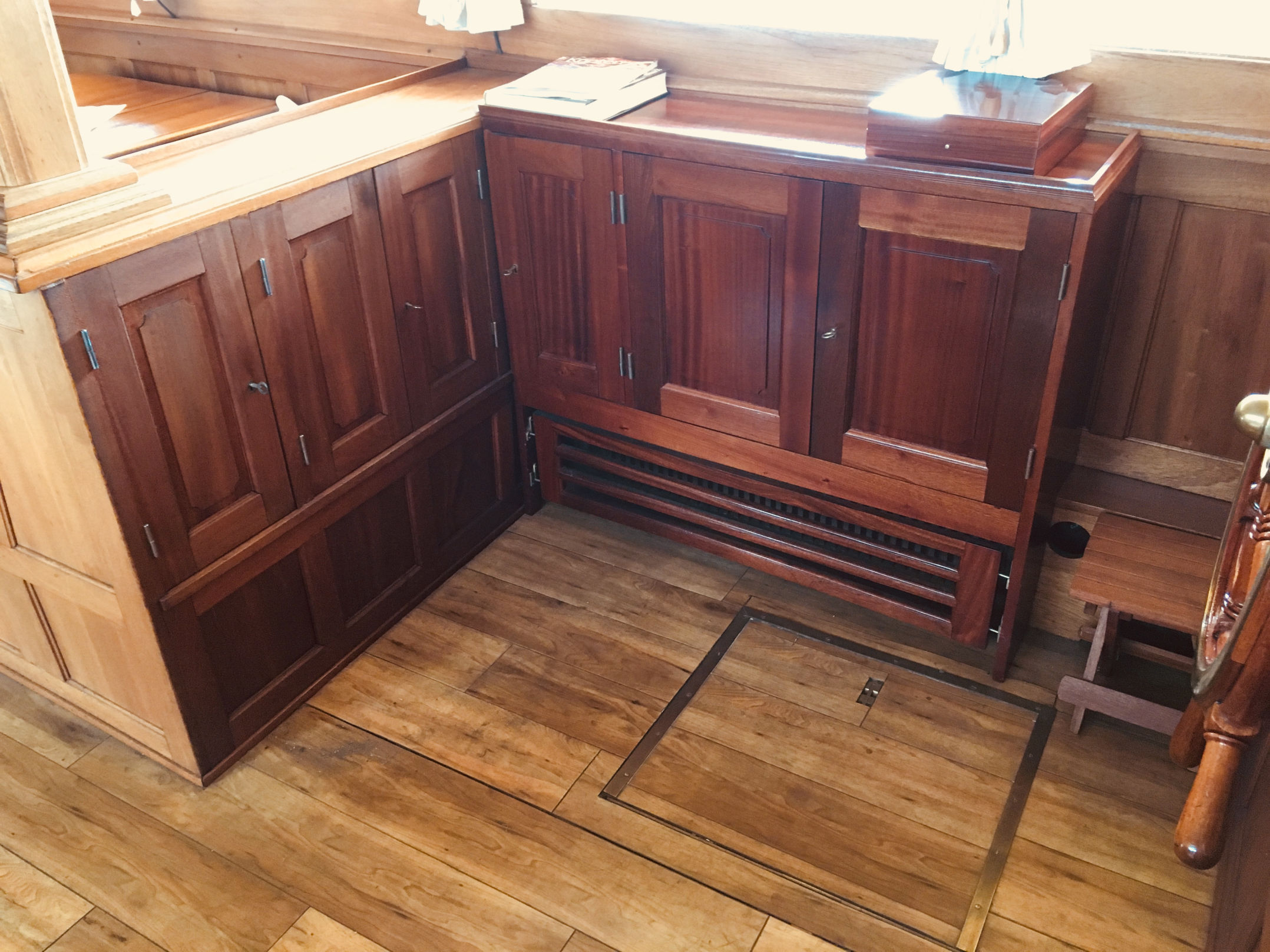 PASSAT I - Salon, Schränke in L-Form an Bb.