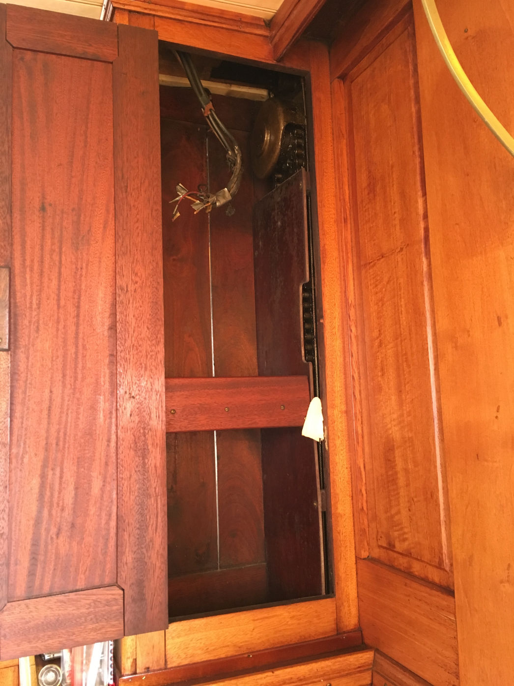 PASSAT I - Schrank mit Ruder-Steuerkette und Motor-Seilzüge