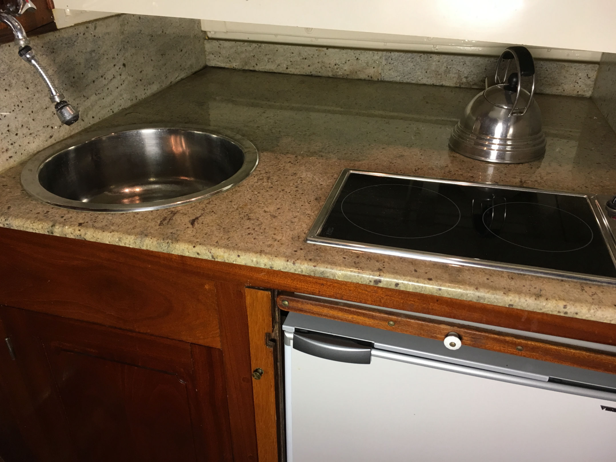 PASSAT I - Kombüse, Arbeitsplatte mit Wasser, Becken, Kochstelle und Kühlschrank