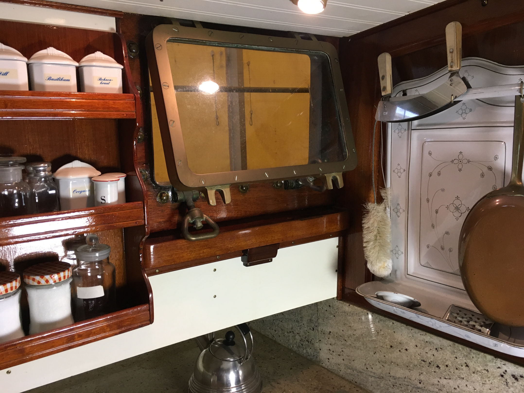 PASSAT I - Pantryküche mit Fenster