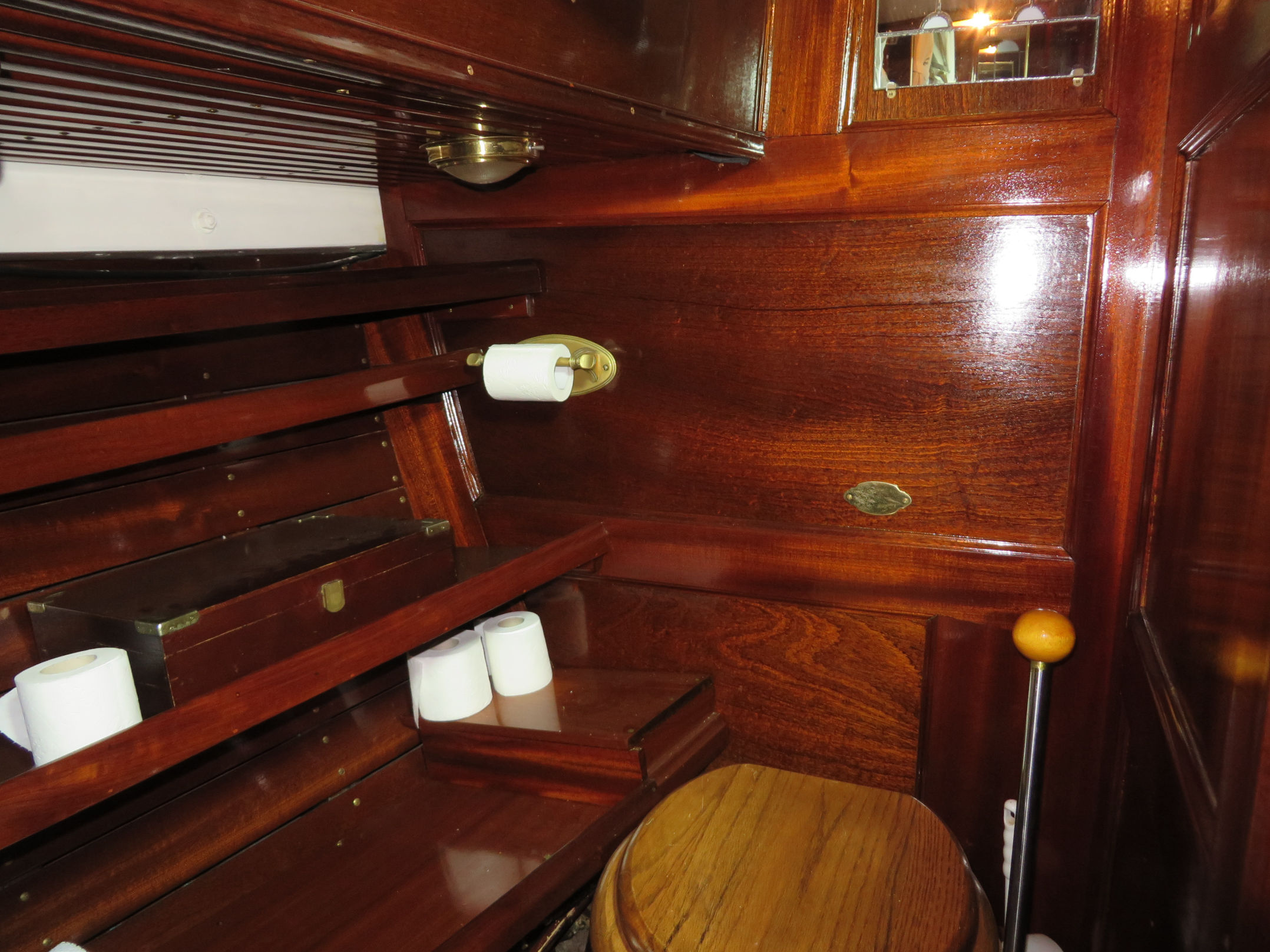 PASSAT I - Handpumpwasserklo und Ablageflächen