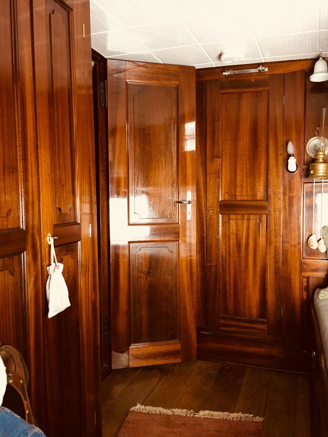 PASSAT I - Blick auf Eingangstür und Kleiderschrank