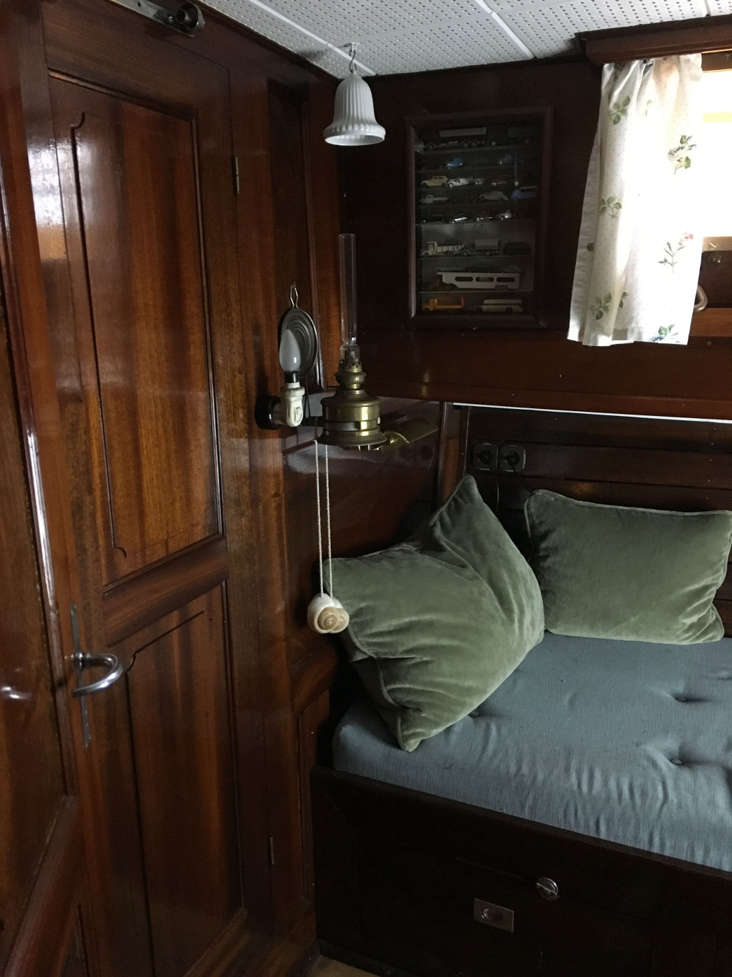 PASSAT I - Blick auf Kleiderschrank und Einzelbett