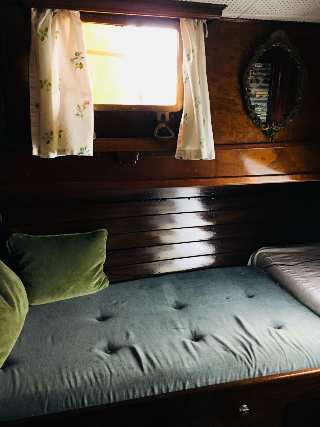 PASSAT I - Einzelbett und Fenster