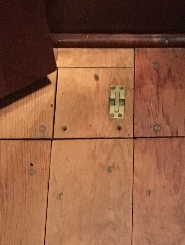 PASSAT I - kleine Luke mit Zugang zum Schmiernippel der Ruderachse