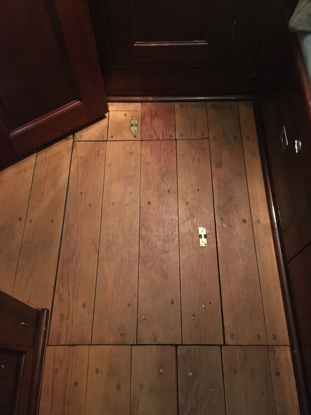 PASSAT I - Luke im Eingang mit Zugang zum Saugkorb