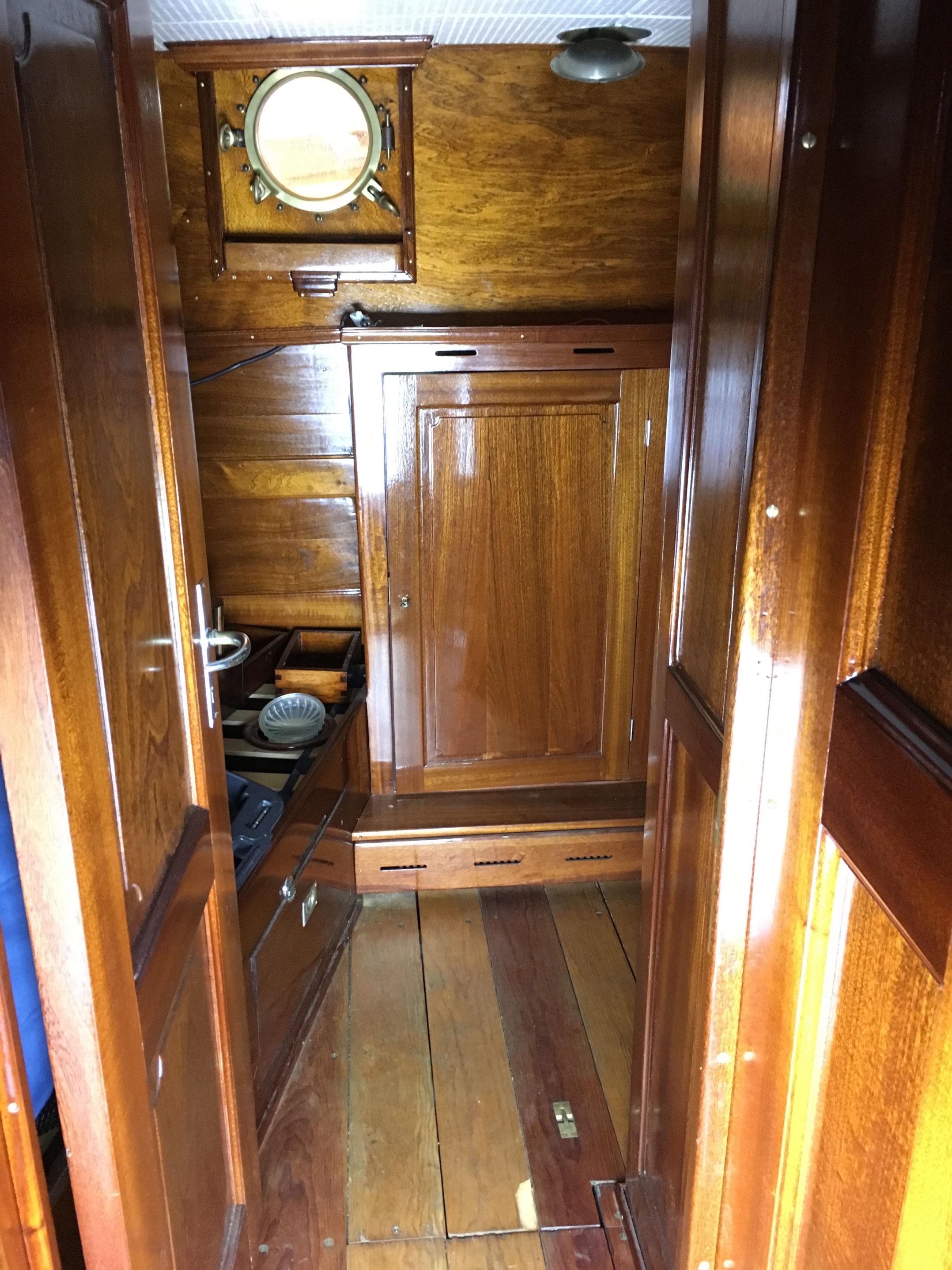 PASSAT I - Blick in die zweibett Achterkabine mit Sicht auf die Türe zum „Werkzeugraum“