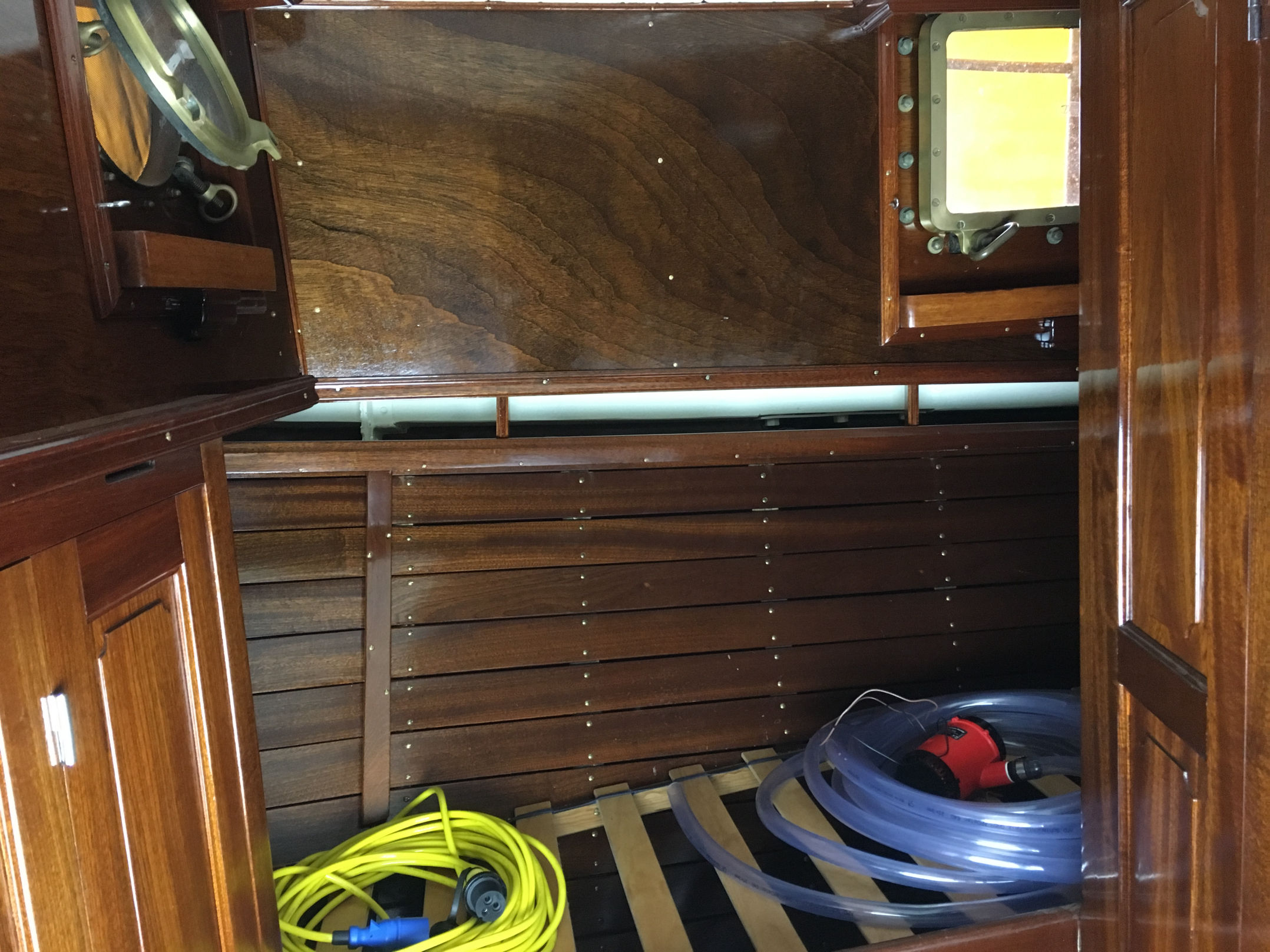 PASSAT I - Achterkabine Sicht Bb. mit rundem Bullauge Richtung Heck, darunter Türe zum Werkzeugraum, gegenüber Kleiderschrank