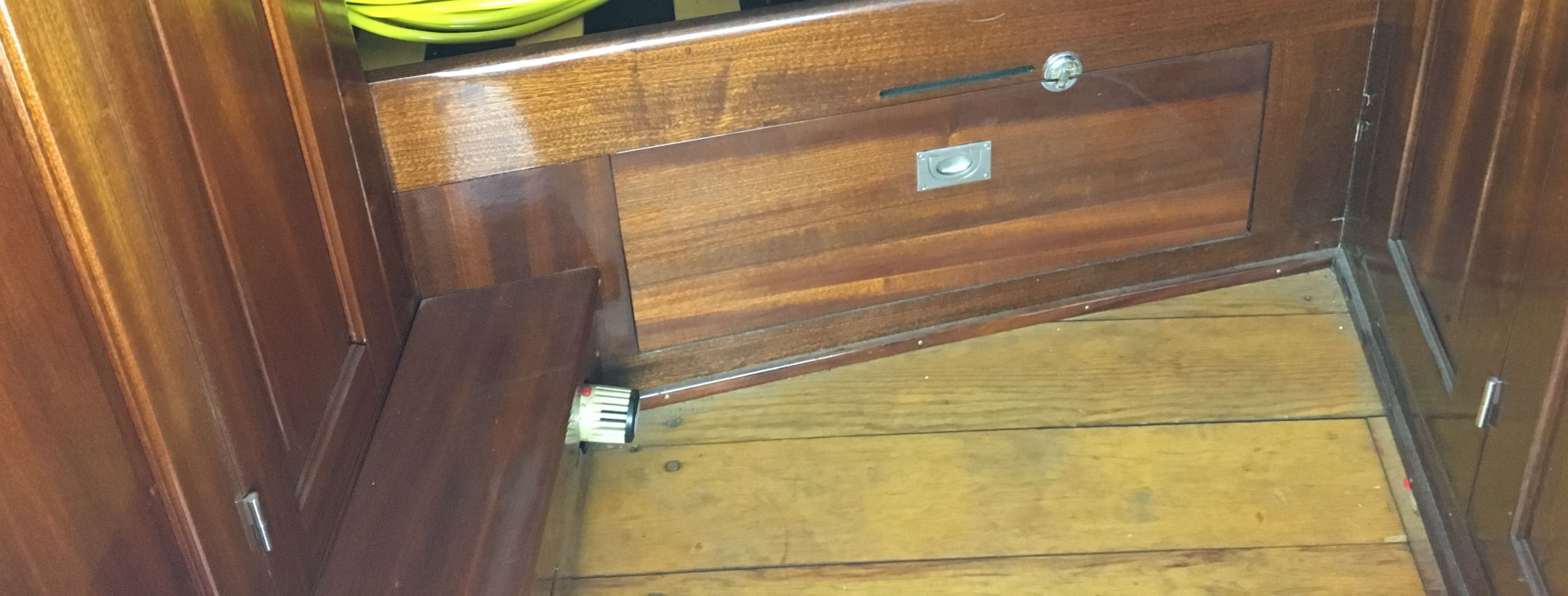 PASSAT I - Achterkabine Sicht Bb. mit Blick auf Stauraum, Bodenluke und Heizungsthermostat