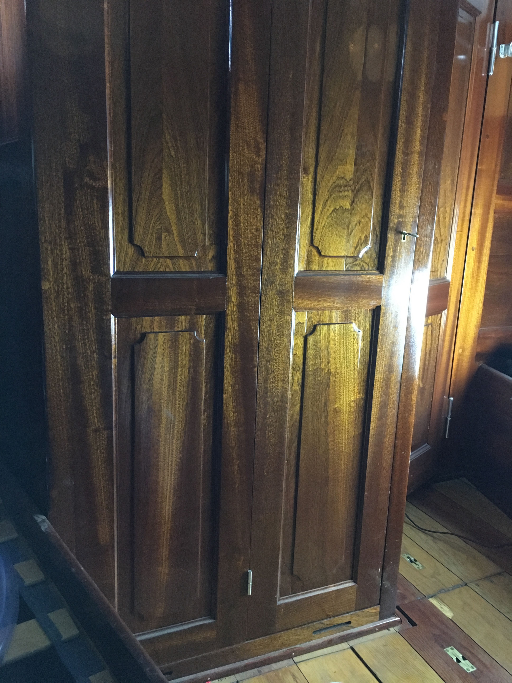 PASSAT I - Achterkabine Kleiderschrank