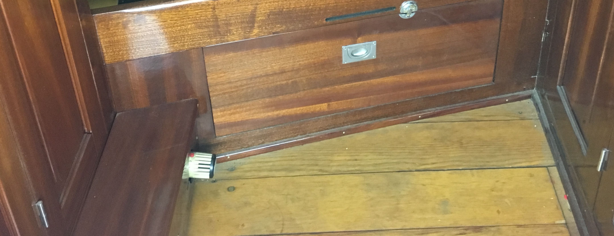 PASSAT I - Achtern, Bb. Zugang zur Bilge, Staukasten untern Bett und Heizkörper-Thermostat, Heck