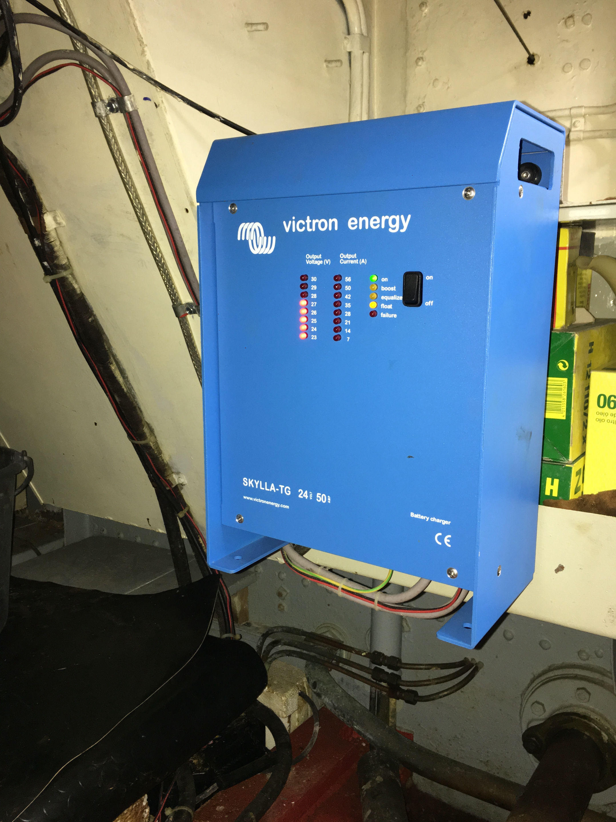 PASSAT I - Maschinenraum, Ladegerät, Victron Skylla TG 24/50