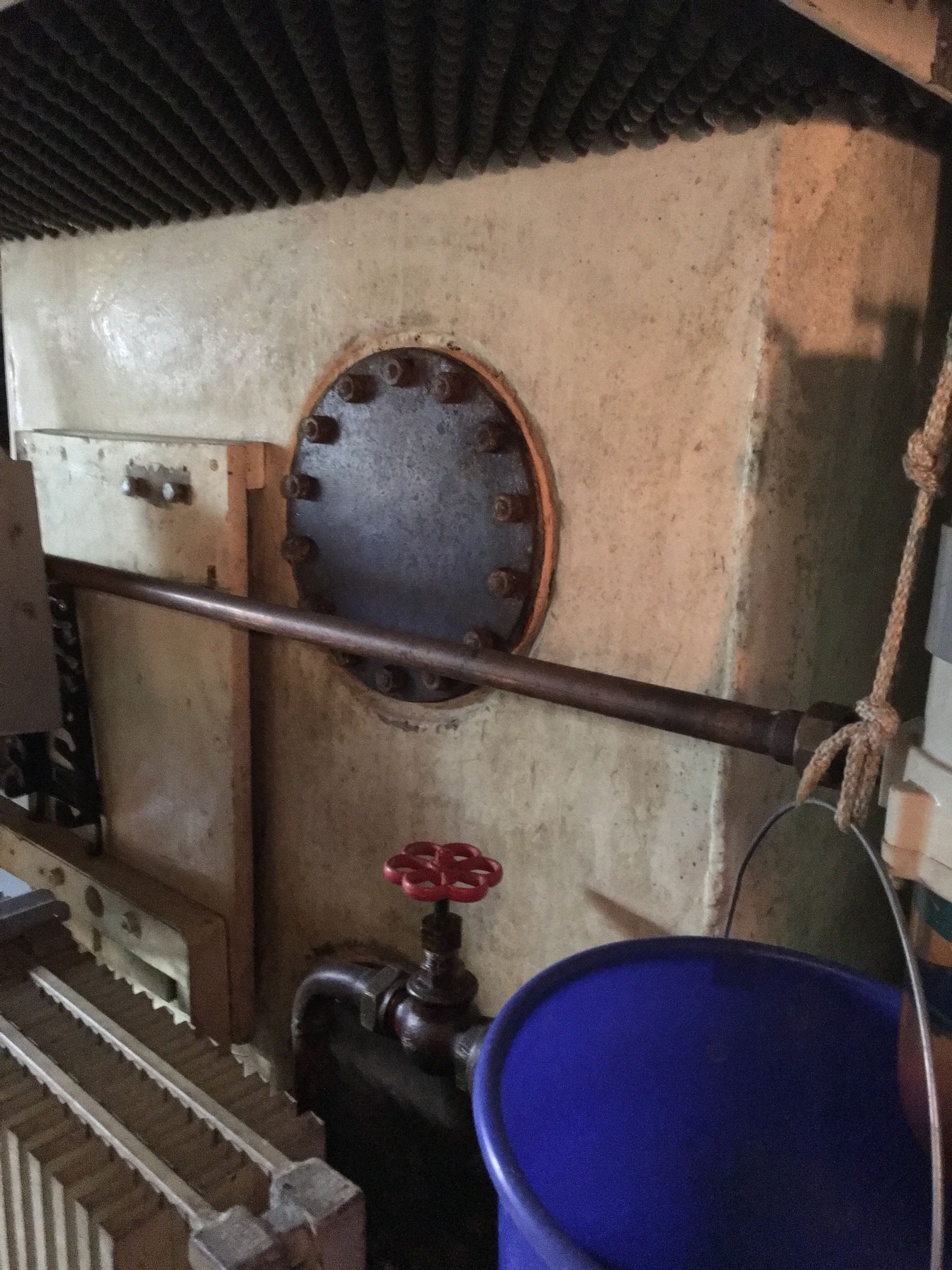 PASSAT I - Maschinenraum, Bb. Dieseltank (600 l) mit Mannloch zur Reinigung