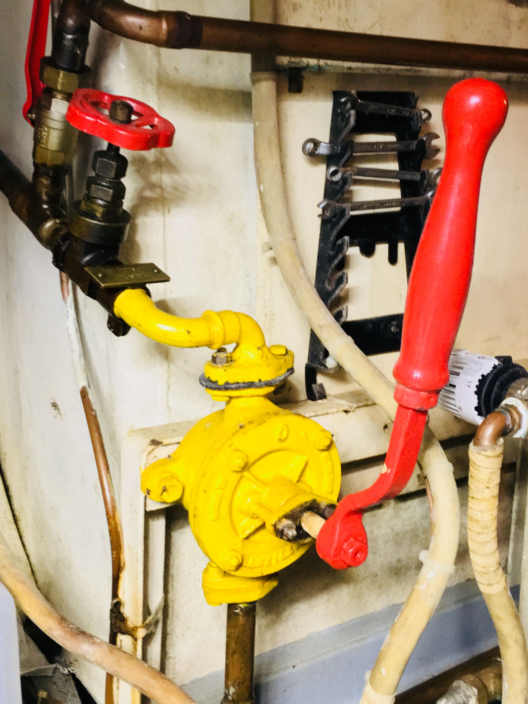 PASSAT I - Maschinenraum, Handpumpe an Bb. zur Füllung des Tagestanks